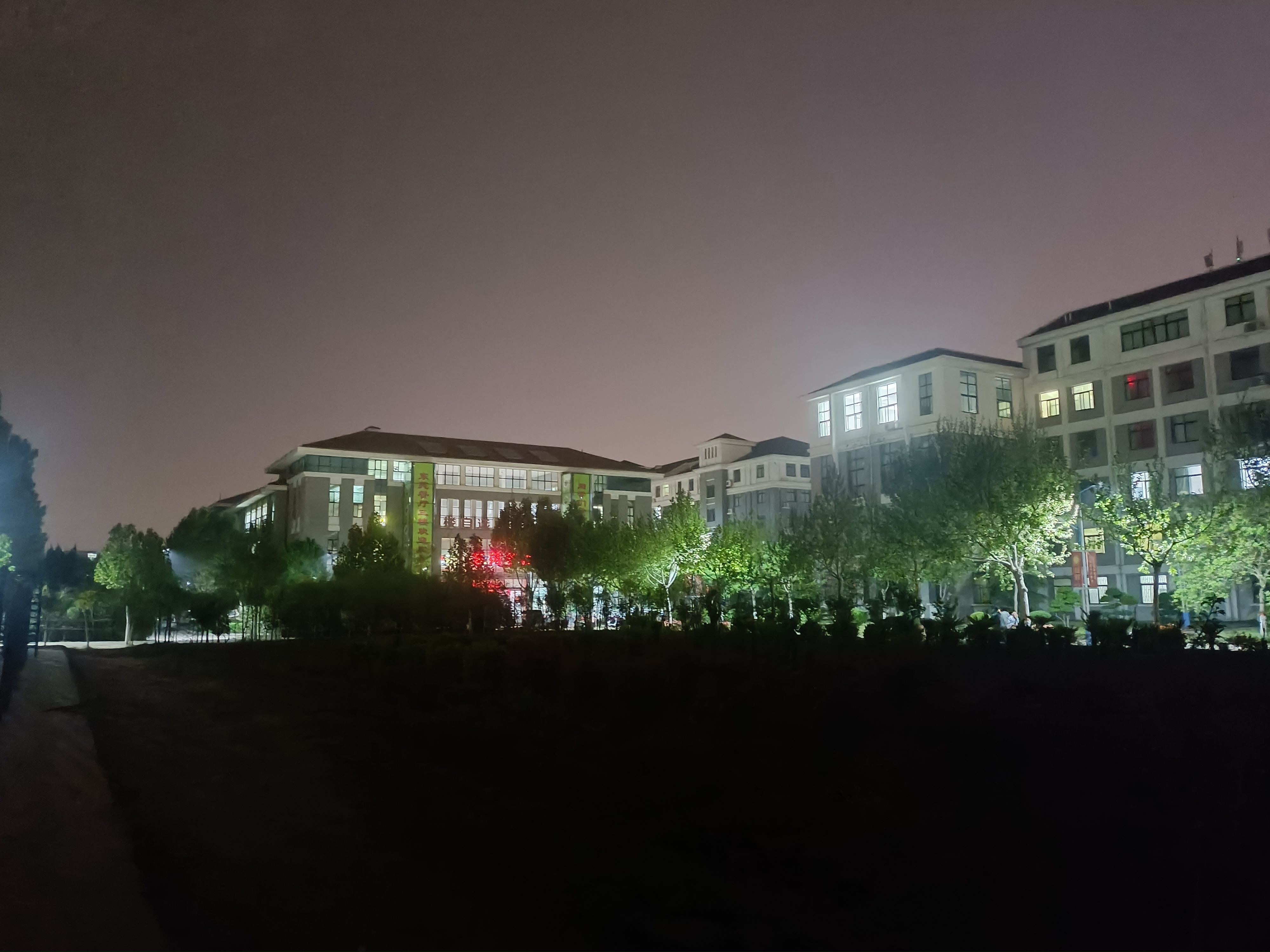 大学生活是什么样的_图1