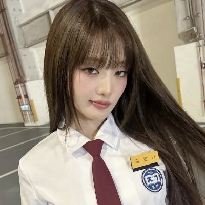 打飞水镜女子