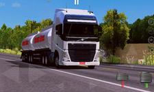 玩World Truck Driving Simulator一顿一顿的