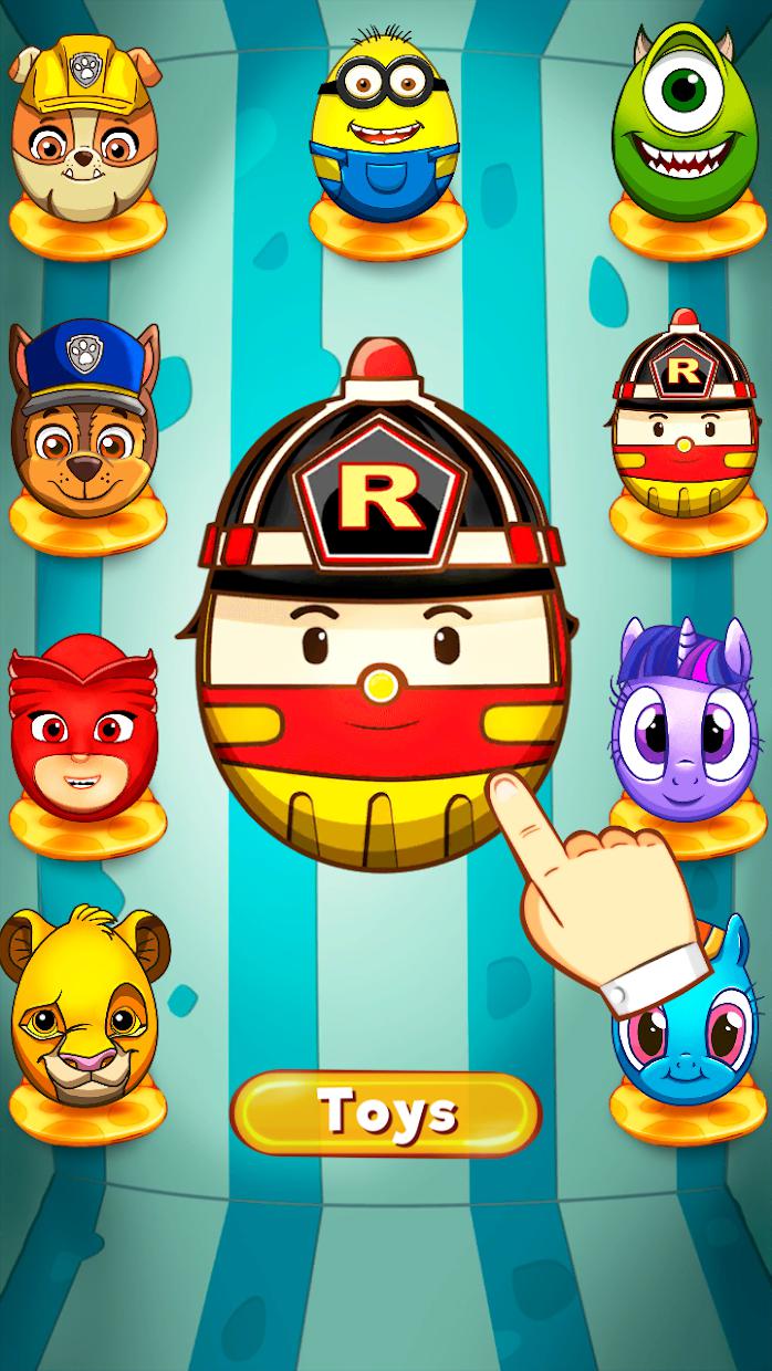 打开糖果惊喜鸡蛋,发现许多新的玩具,如蜘蛛侠和托马斯男孩的火车