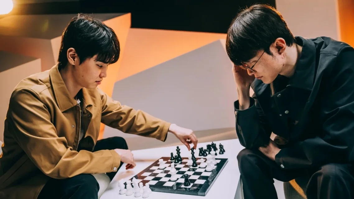 《英雄联盟》Faker联手Chovy亲笔签名电竞世界杯「绝版西洋棋盘」开放竞标